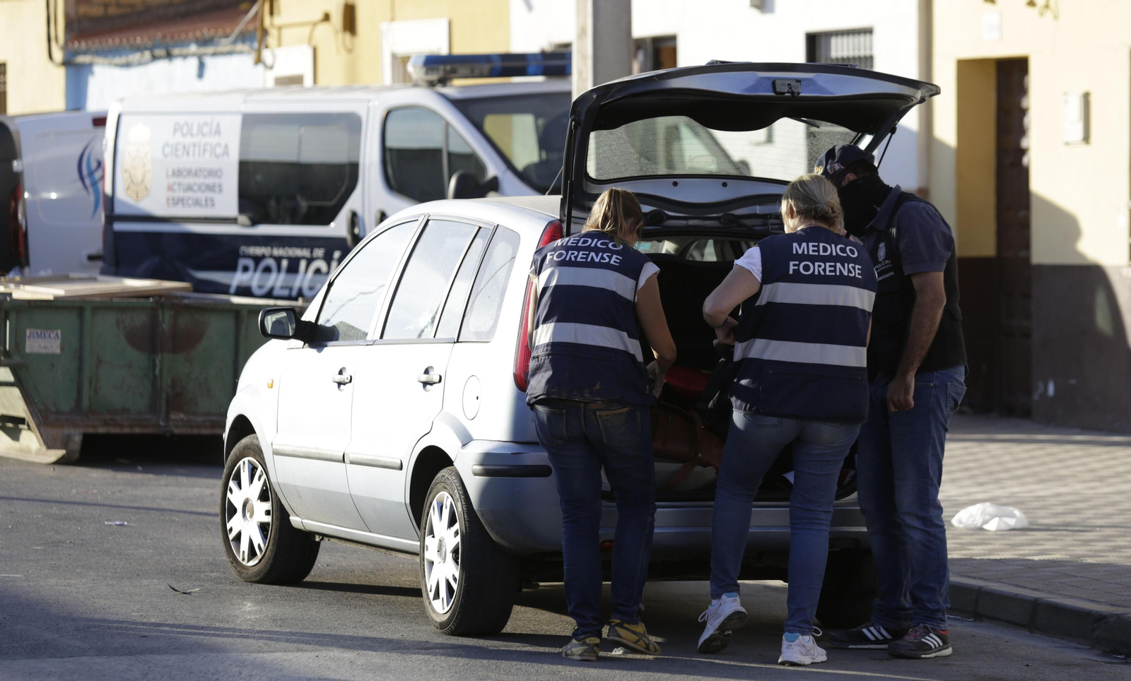 El operativo de búsqueda de los cuerpos en Dos Hermanas