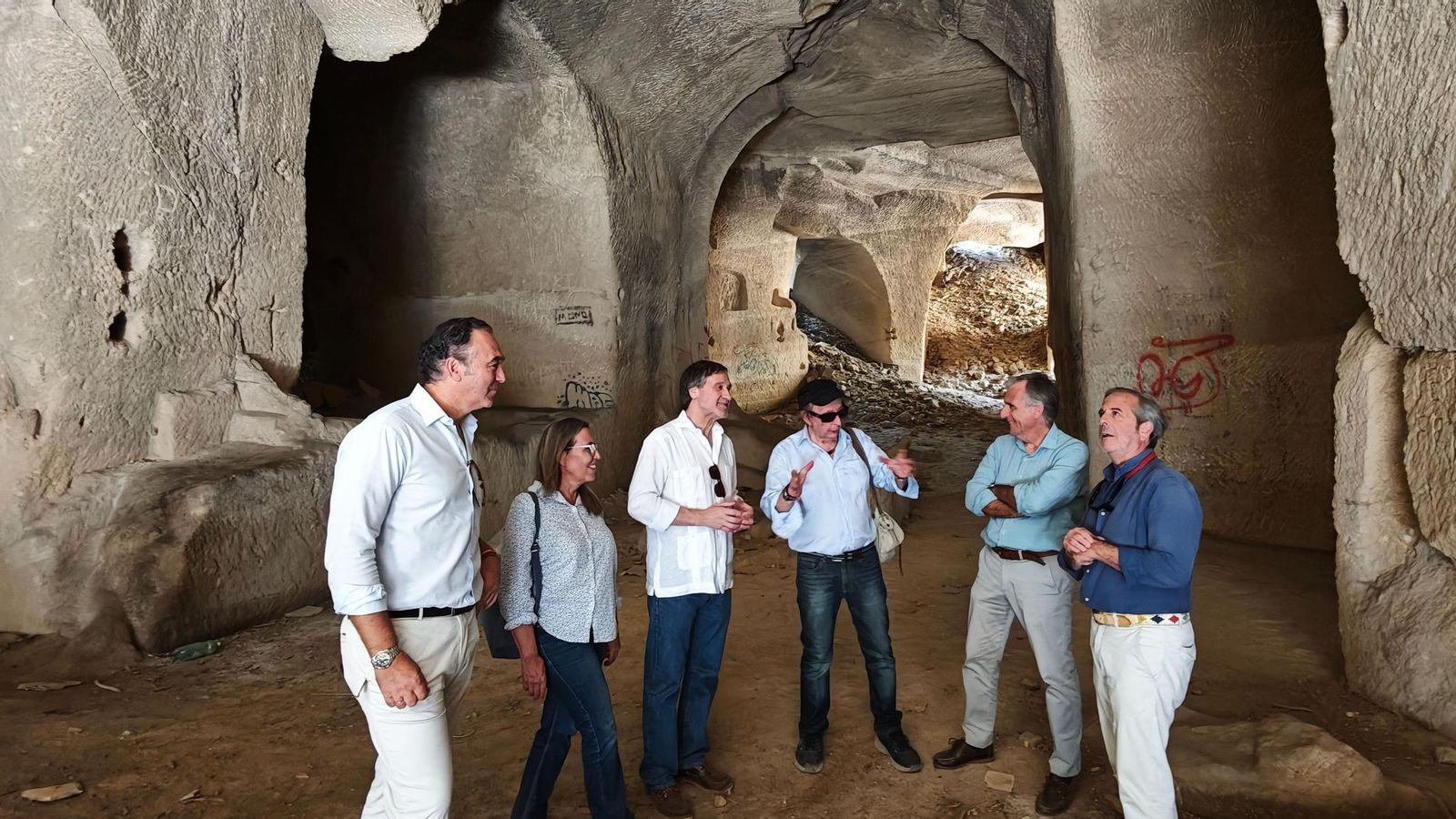 Un momento de la visita a una de las cuevas cantera.