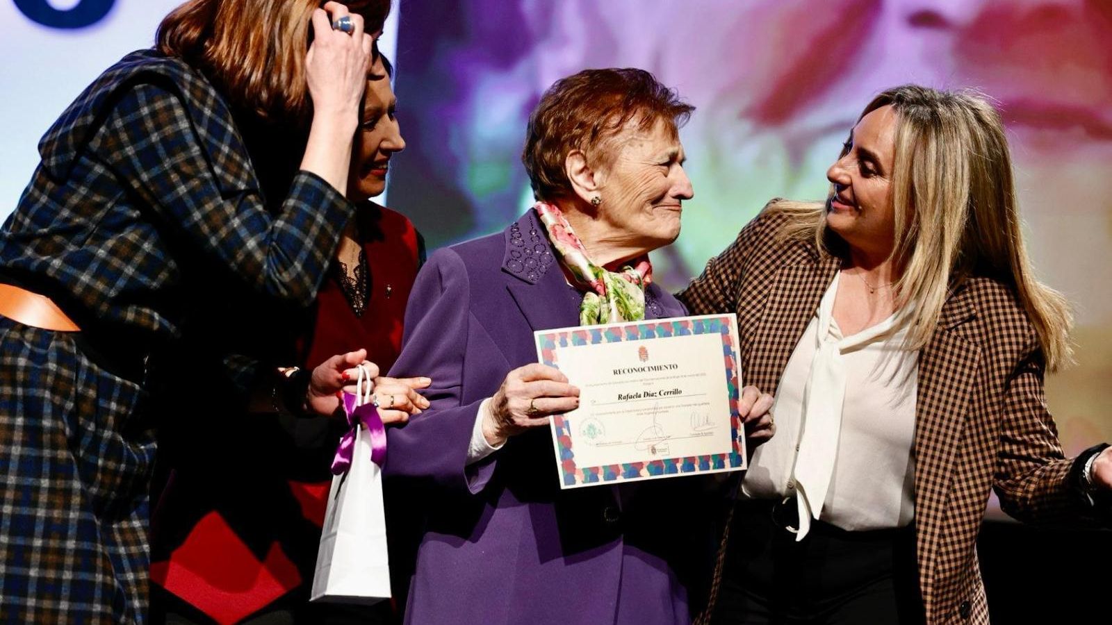 La alcaldesa de Granada entrega entrega un reconocimiento a una de las mujeres homenajeadas