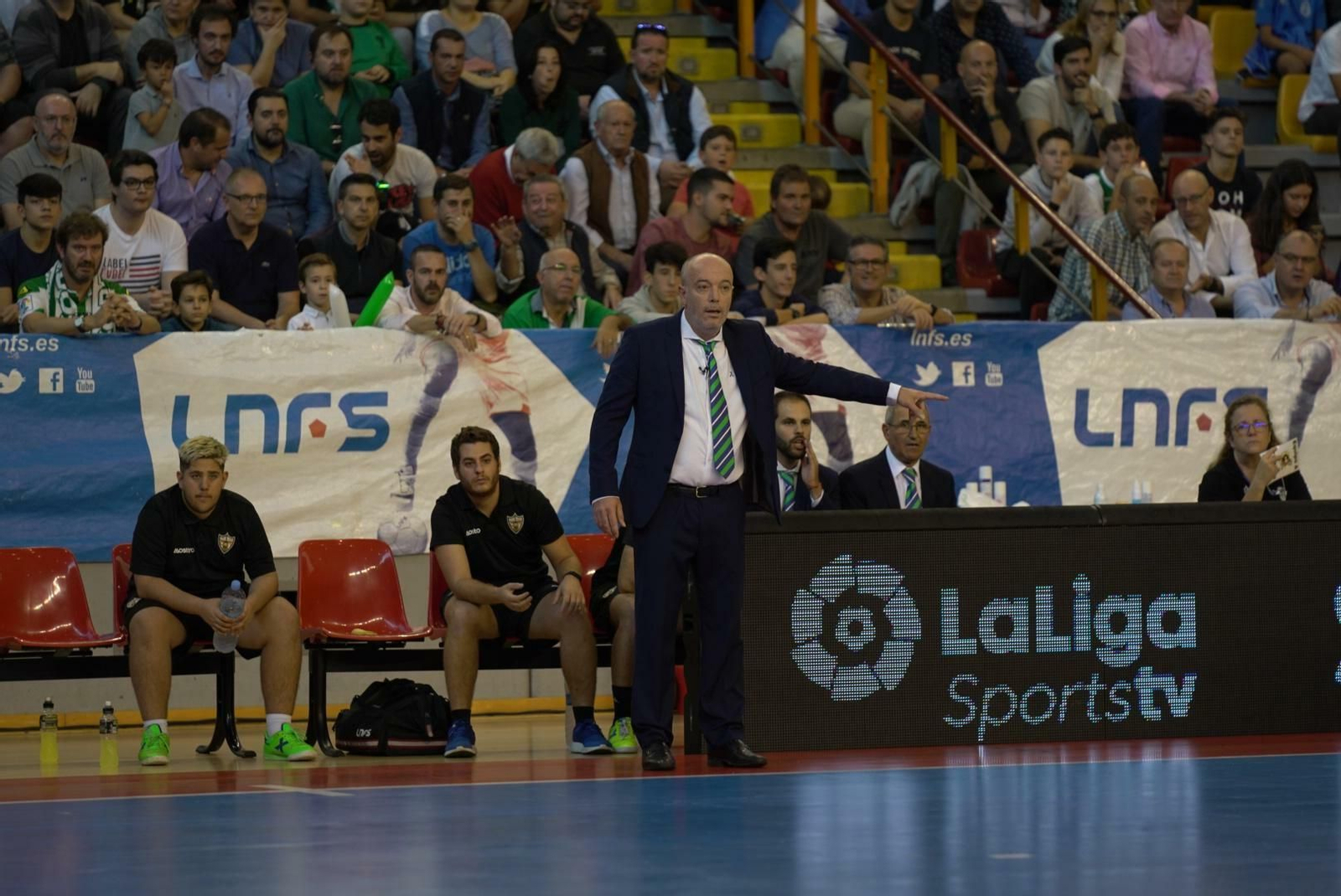 Macario da instrucciones a sus jugadores durante el partido ante el Barça.
