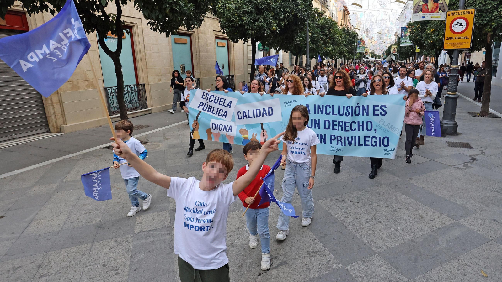 Manifestación de la Flampa de Jerez contra las faltas de recursos por necesidades especiales
