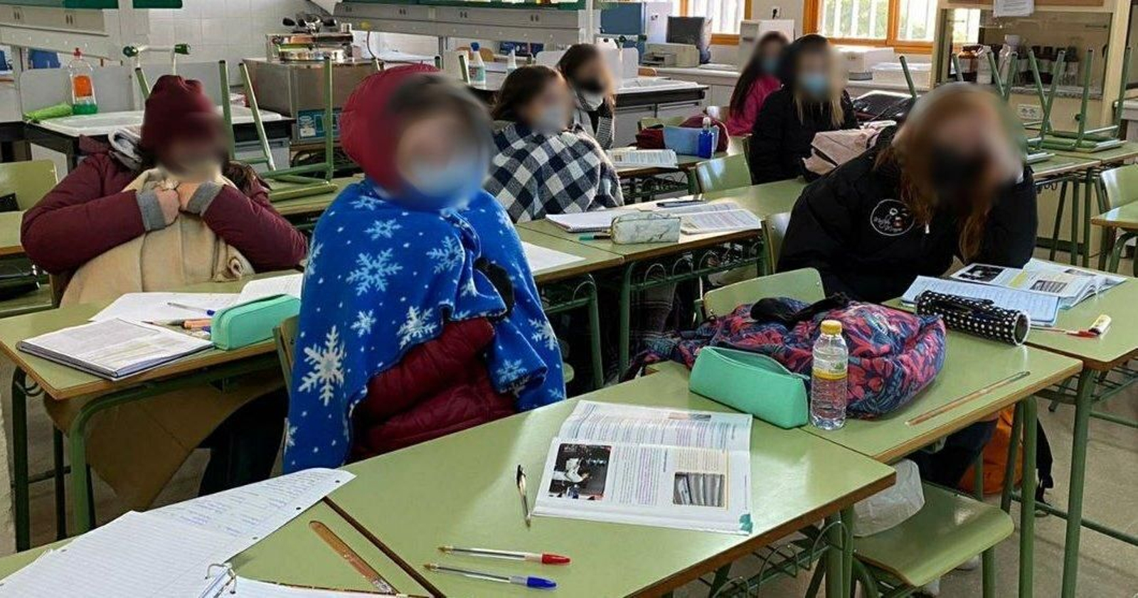 Alumnos con mantas en un aula. Alumnos con mantas en un aula.