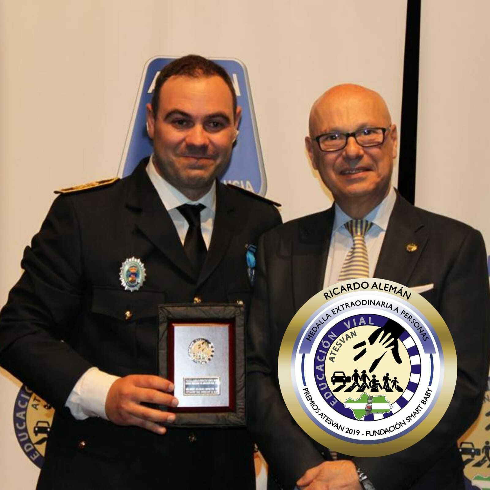 Ricardo Alemán recibió una medalla a título individual.