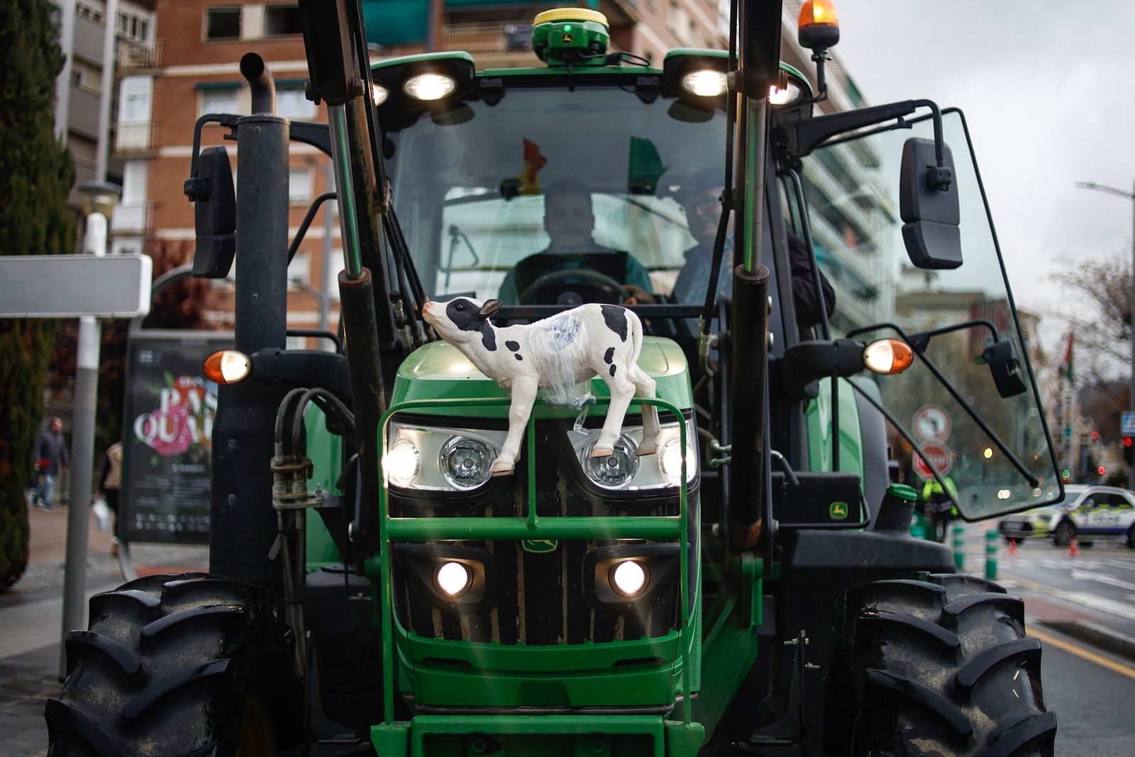 Las mejores imágenes de la tractorada que ha paralizado Granada bajo la lluvia