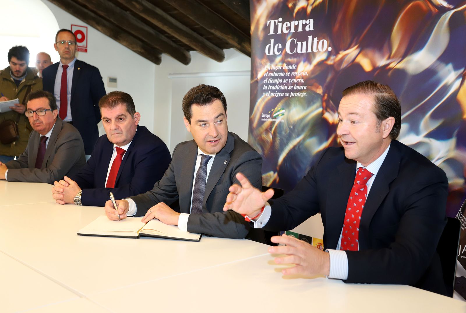 Imágenes de la visita del presidente de la Junta, Juanma Moreno a Jabugo, Ayuntamiento y sede de la DO Jabugo.