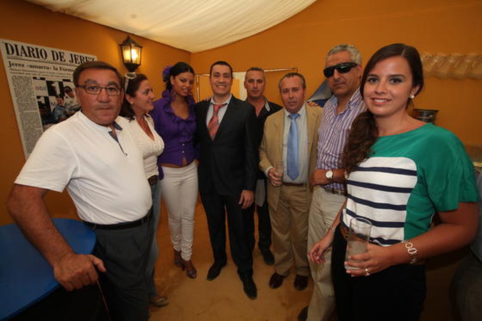 Ivan Carrete y Francis Abascal, de Discoteca Öxi, estuvieron en la caseta del Diario junto a Benjamín Sánchez, del Diario, José Carrete, entrenador del Atco. Sanluqueño; el presidente del club, Manuel  Fernández, Ana de Prado y Marisa López.

Foto: Vanesa Lobo