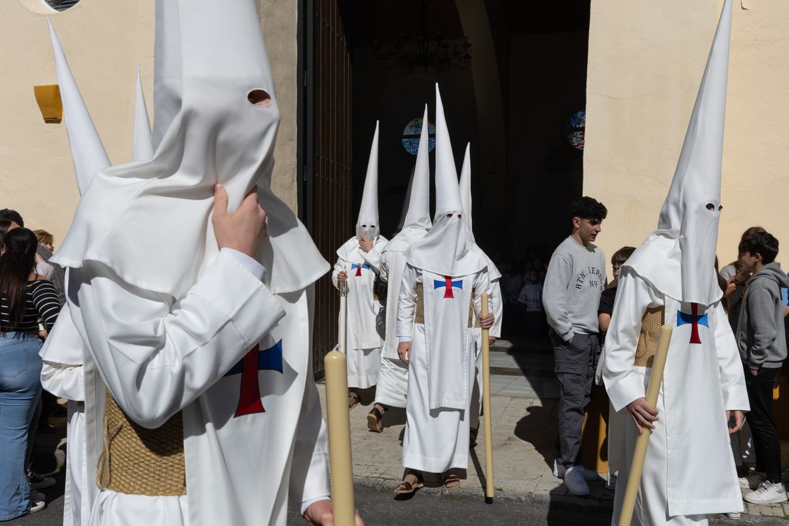 El Miércoles Santo inicia la tarde con los nazarenos trinitarios del barrio de Santa Isabel