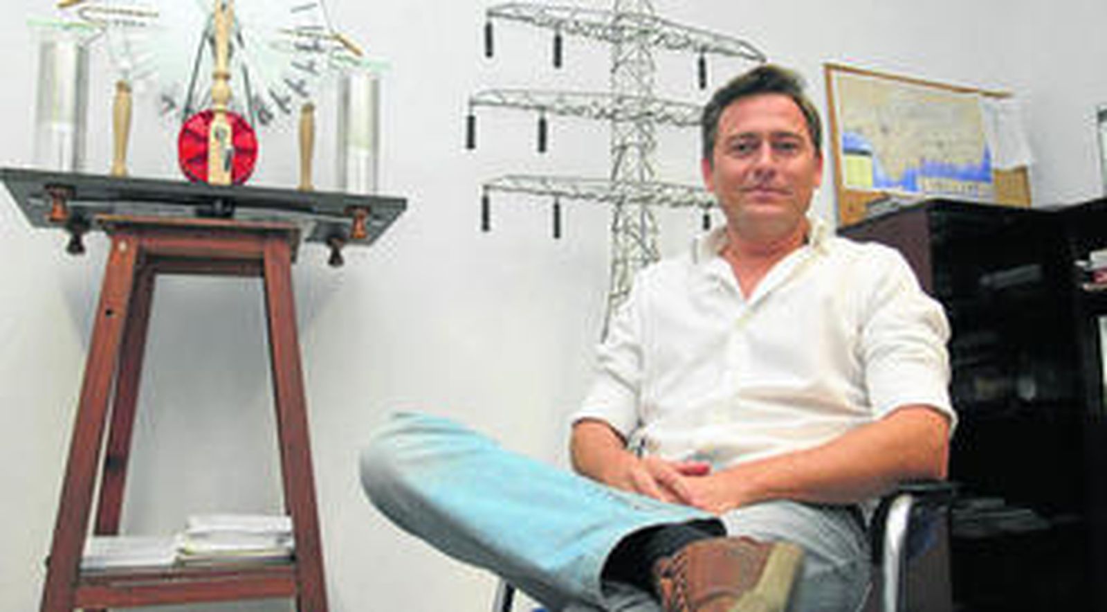 El investigador José Antonio Aguado en su despacho, en la Escuela de Industriales de Málaga.