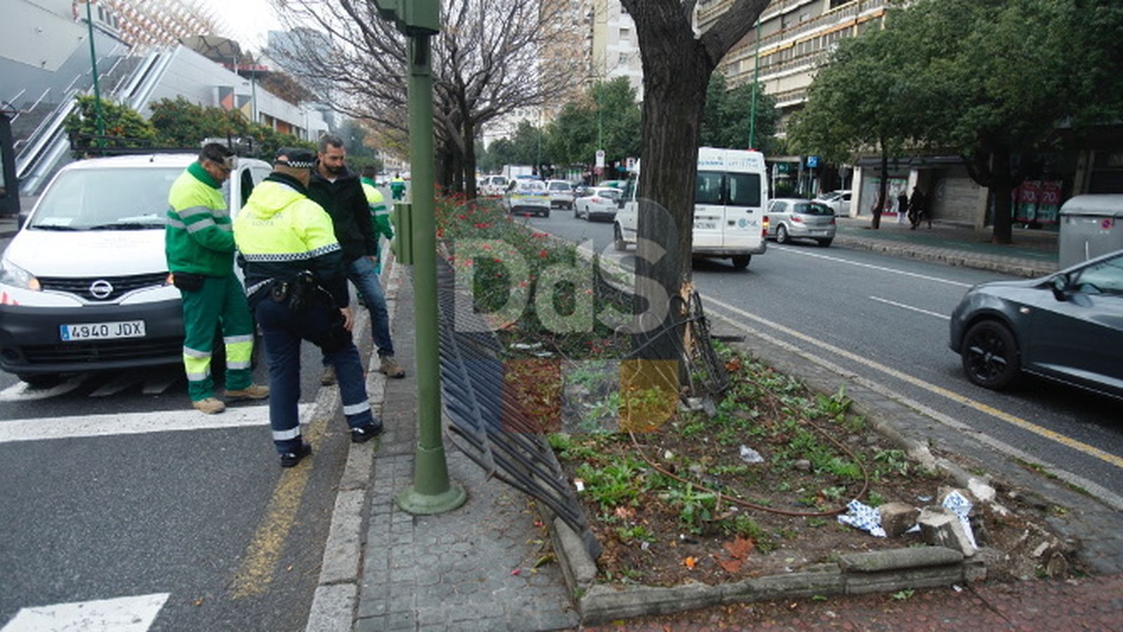Destrozos en la mediana de la avenida de Luis de Morales.