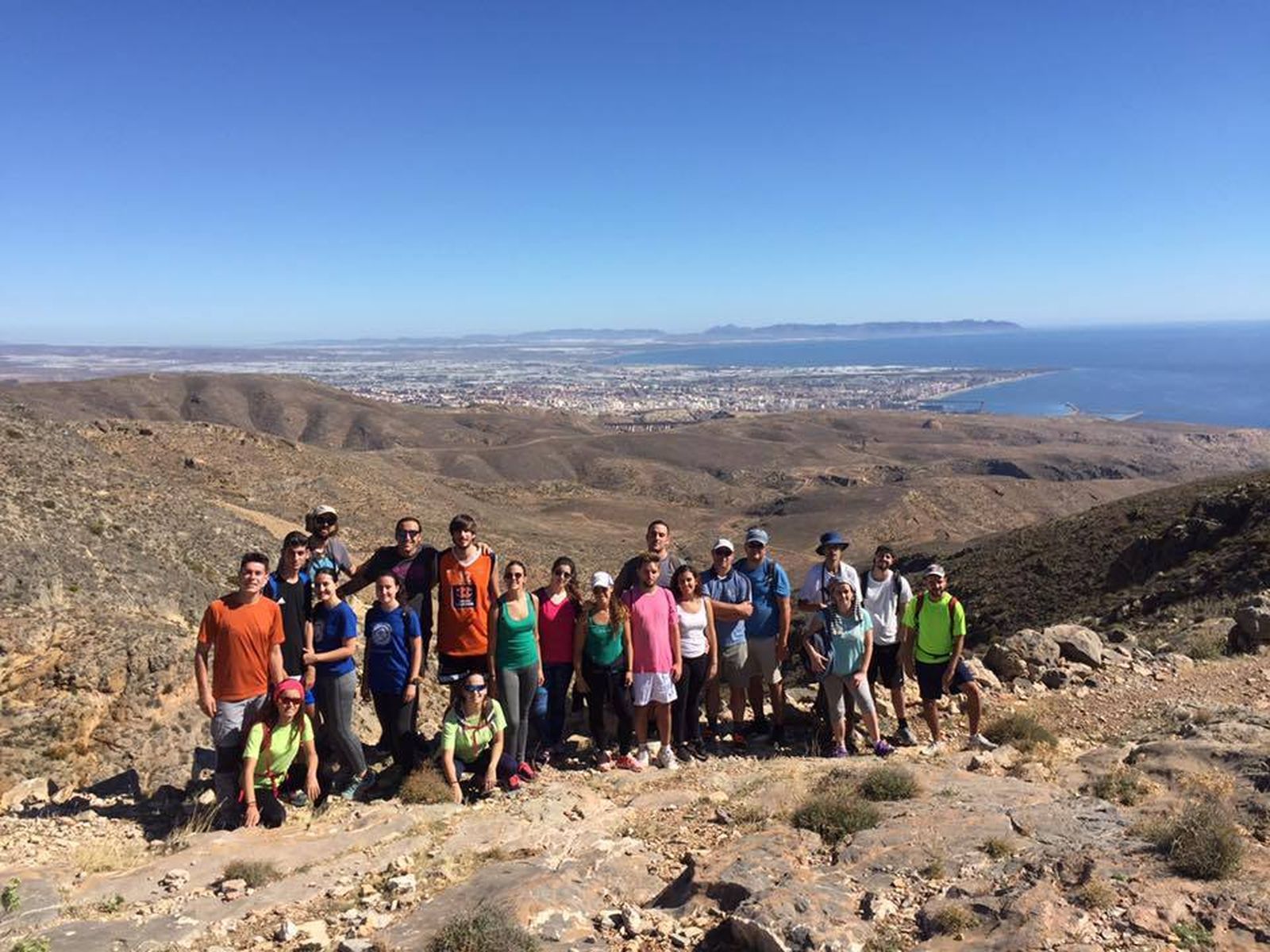 El grupo de senderistas hizo una parada para hacerse una foto con la Bahia de Akmería al fondo.