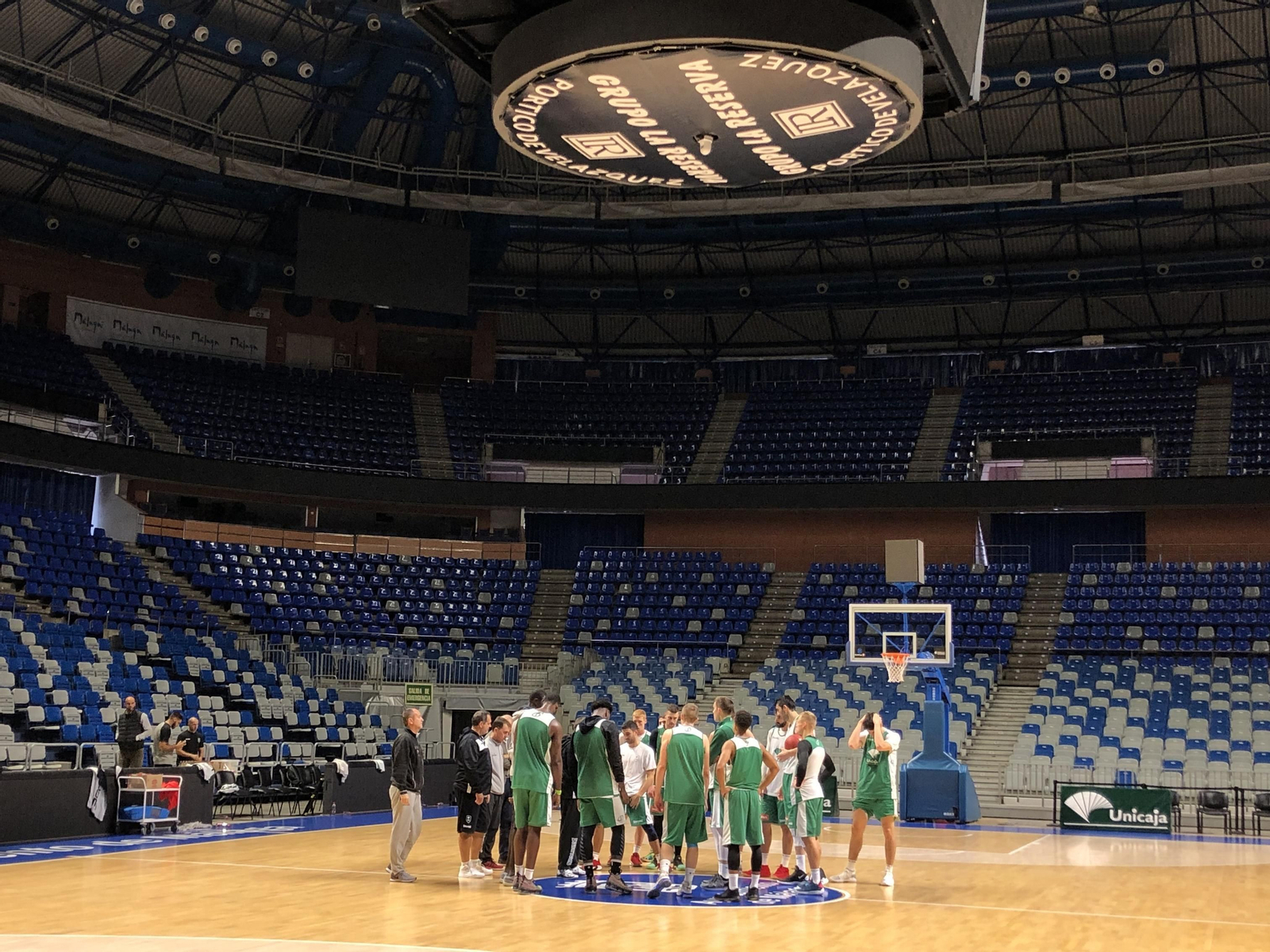 Los jugadores del Unicaja, ayer, antes de la visita del Mornar Bar.