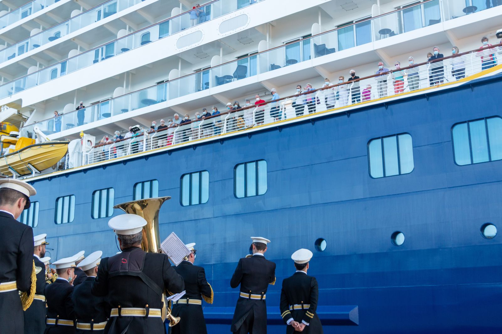 El Spirit Of Discovery inaugura la temporada de cruceros en el Puerto de Motril, en imágenes