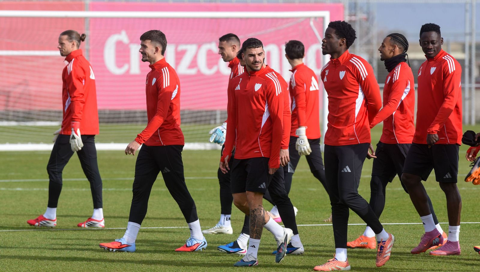 Kike Salas encabeza sonriente un grupo con Isaac y Agoumé este jueves.