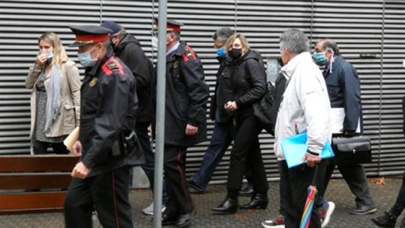 Autoridades a las puertas del domicilio de Josep María Mainat.