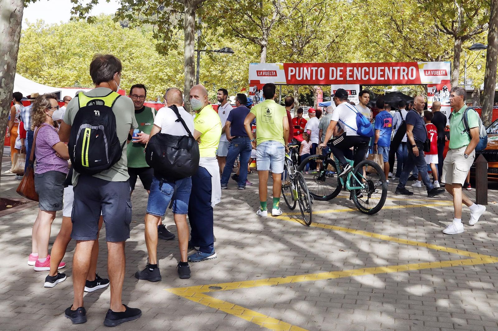 Imágenes de la Vuelta Ciclista a España en su salida desde Aracena en la 17ª etapa
