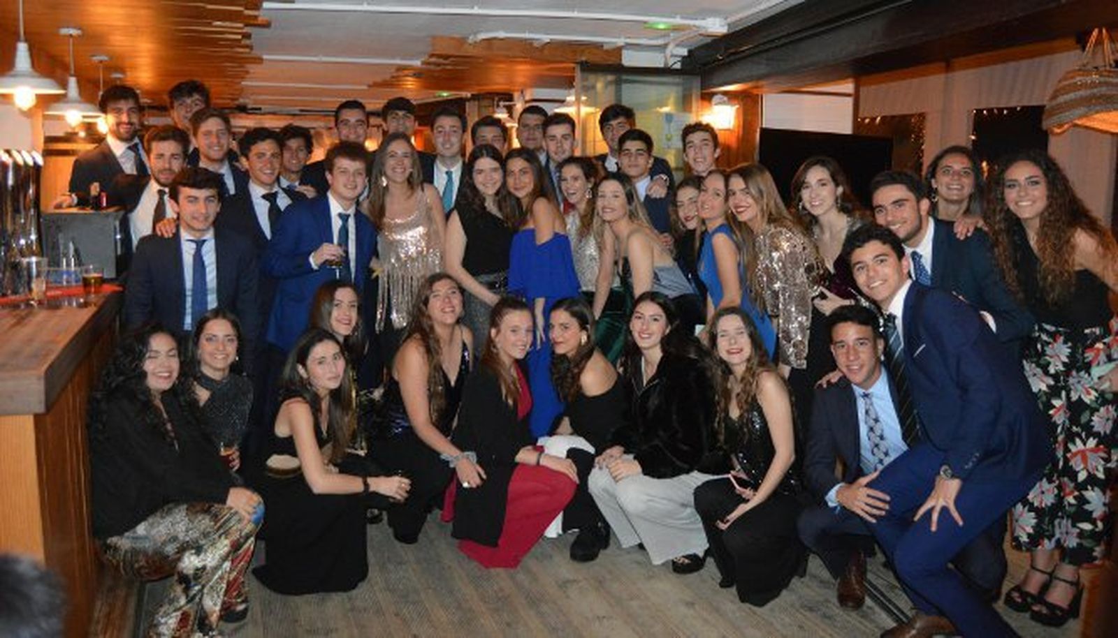 La anfitriona Lucía Guillén Cadenas, rodeada del grupo de familiares  y amigos que asistieron al cóctel-cena en el restaurante Bebo Los Vientos, con motivo de la celebración de su mayoría de edad.