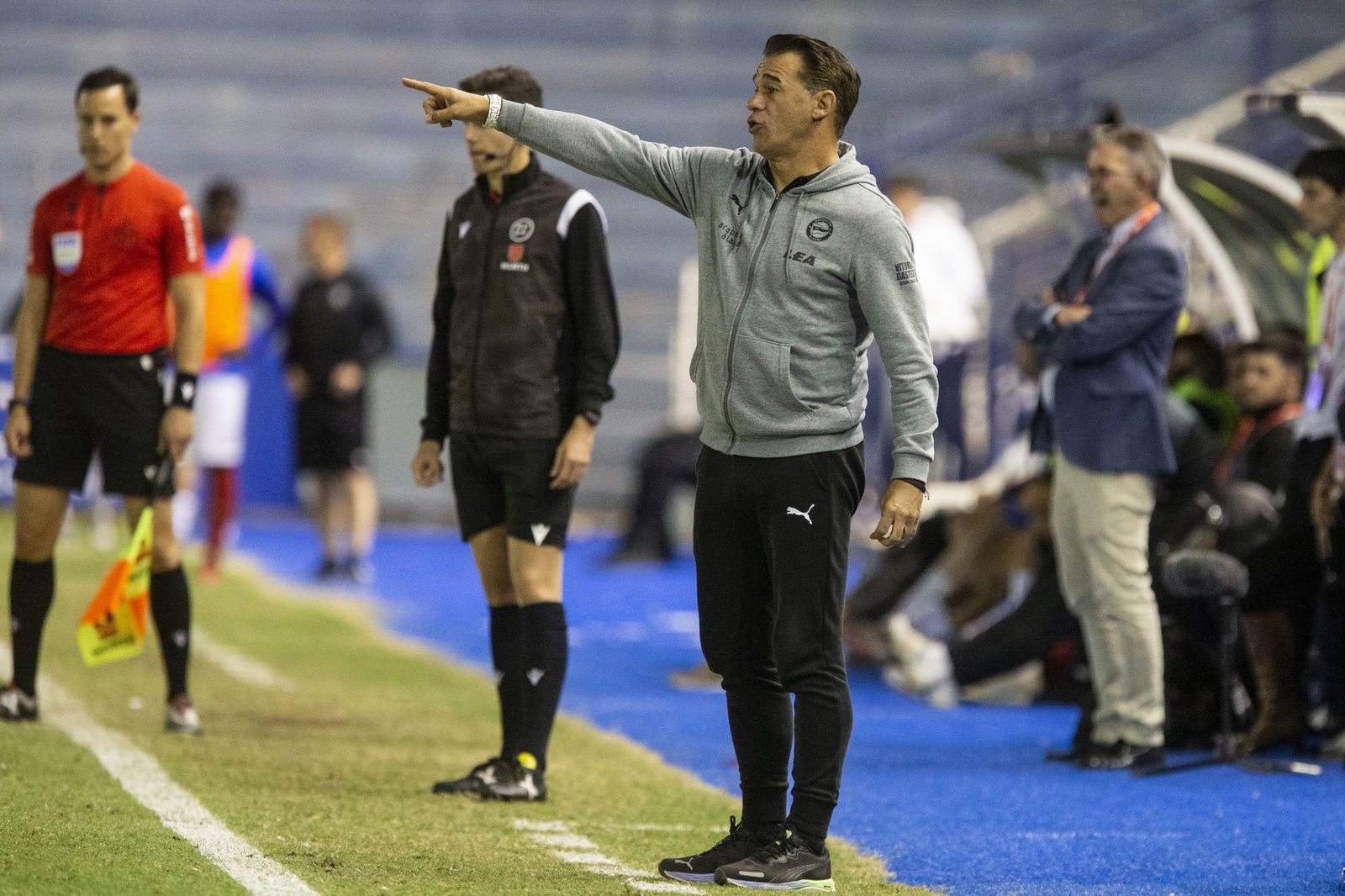 El técnico babazorro dando instrucciones en el partido copero de esta semana
