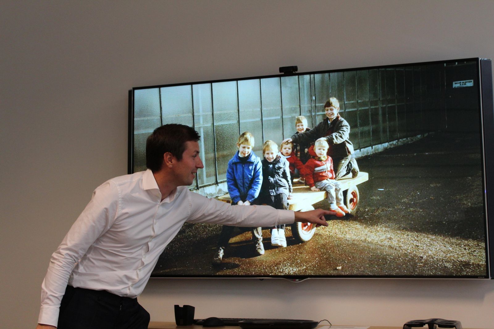 Martin Kopper, nieto del fundador, muestra una foto en la que aparece en el campo junto a más familiares, ahora trabajadores.