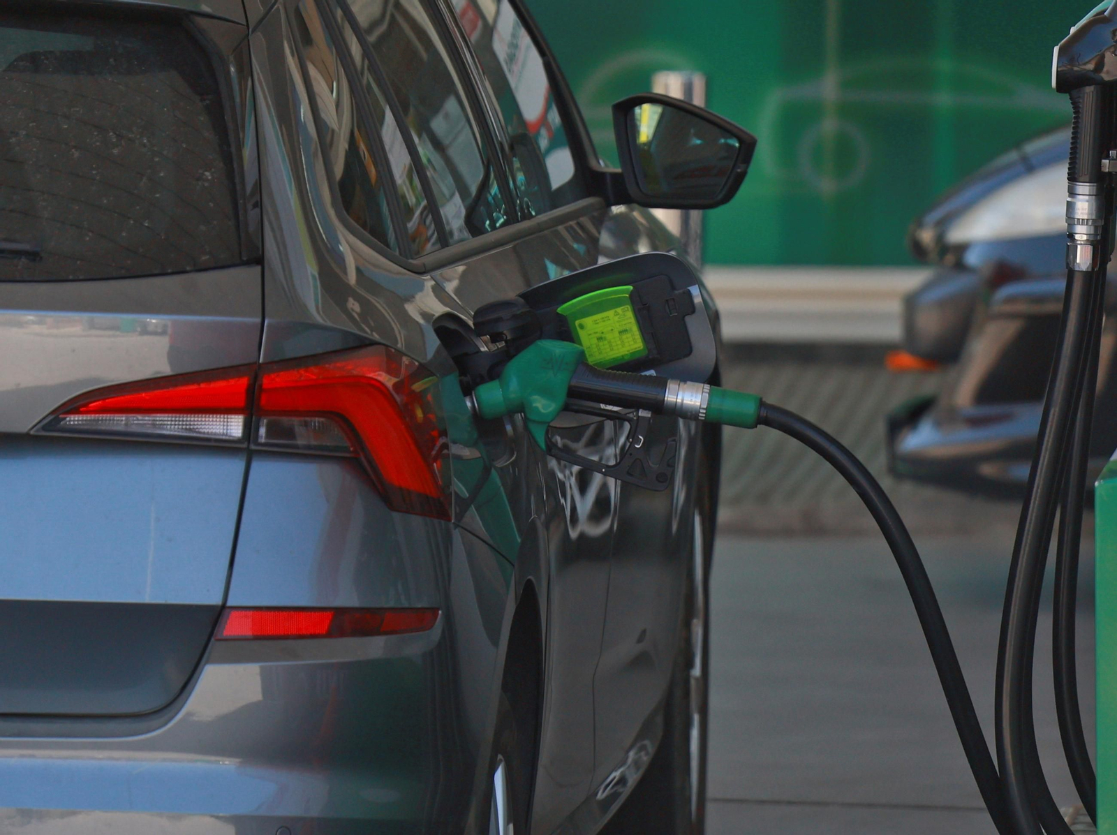 Repostaje en una gasolinera de la capital.