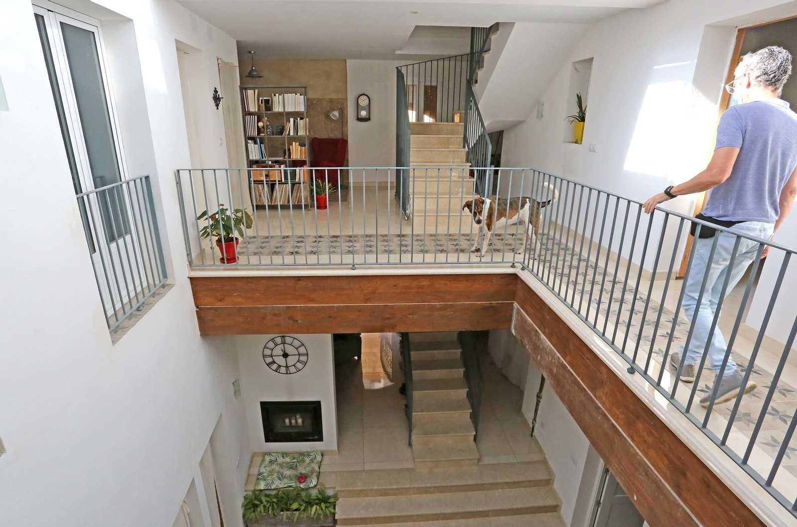 Jesús M. Zulueta, uno de los dueños de la casa junto a Belén Fernández, en la primera planta.