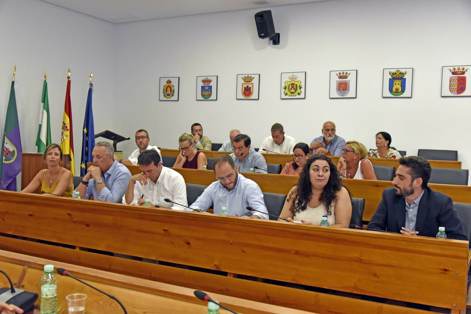 Noelia Moya y Daniel Perea, sentados en los extremos de la primera bancada de la Mancomunidad.