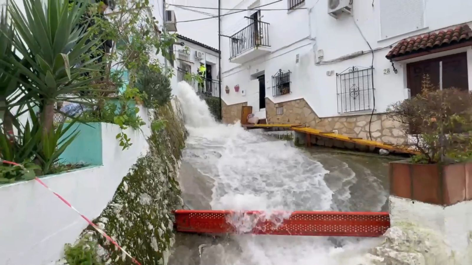 El agua fluye en superficie por Ubrique