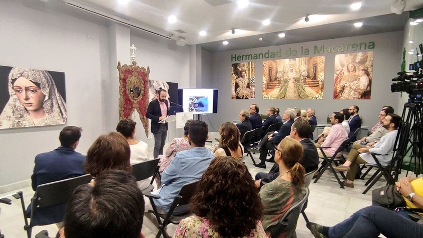 Momento de la presentación del Simpecado