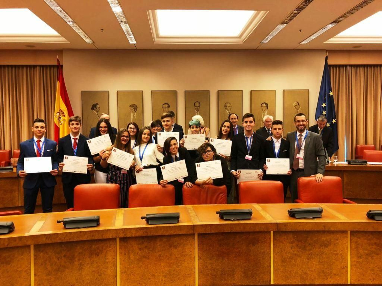 Los alumnos del IES Antonio Machado premiados el año pasado, junto a Juan Franco