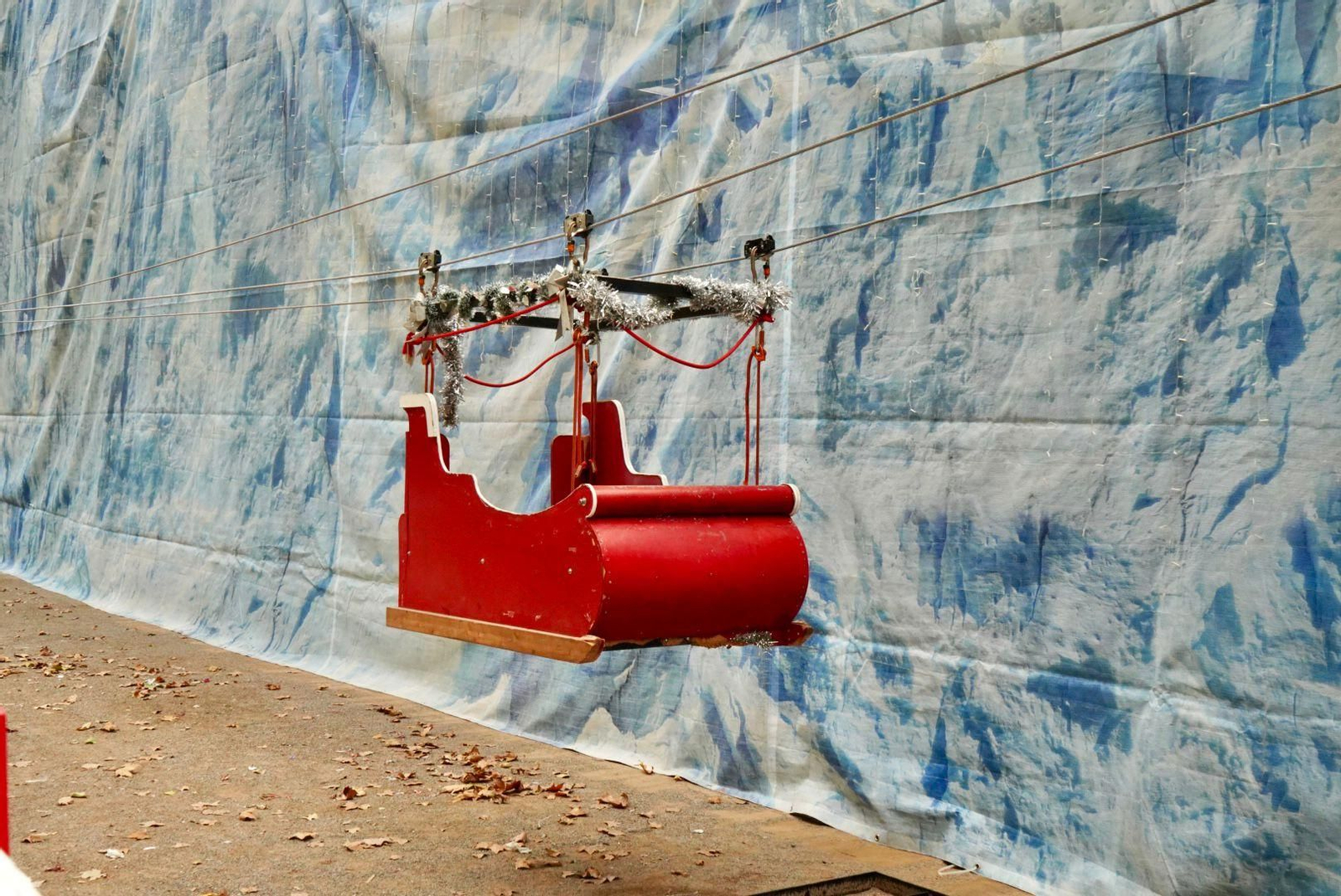 Imágenes: El 'poblado de Navidad' del Paseo del Salón, casi listo para llenarse de niños