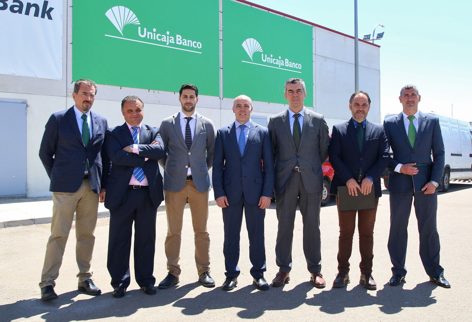 Representantes de Unicaja, ayer, en la primera jornada de Expo Levante en el Centro de Congresos de Campohermoso.