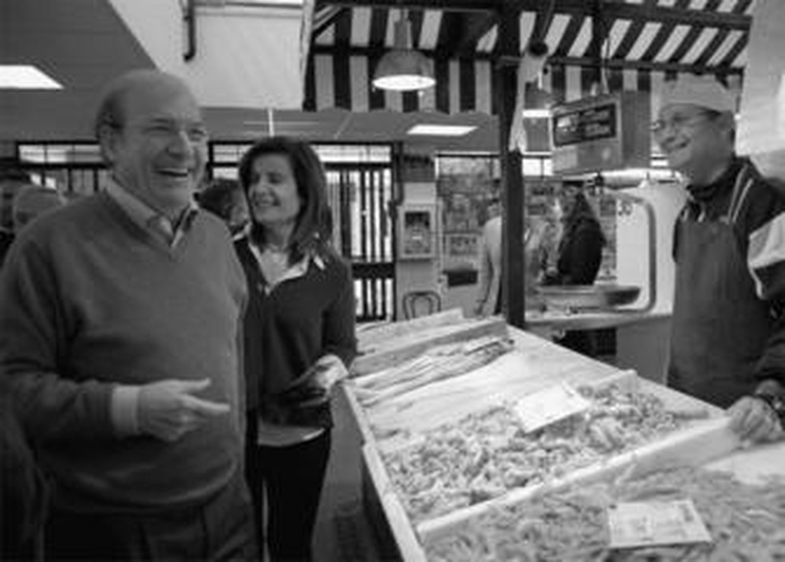 Pedro Rodríguez y Fátima Báñez, junto a otros candidatos del PP, recorrieron ayer toda la Costa onubense.