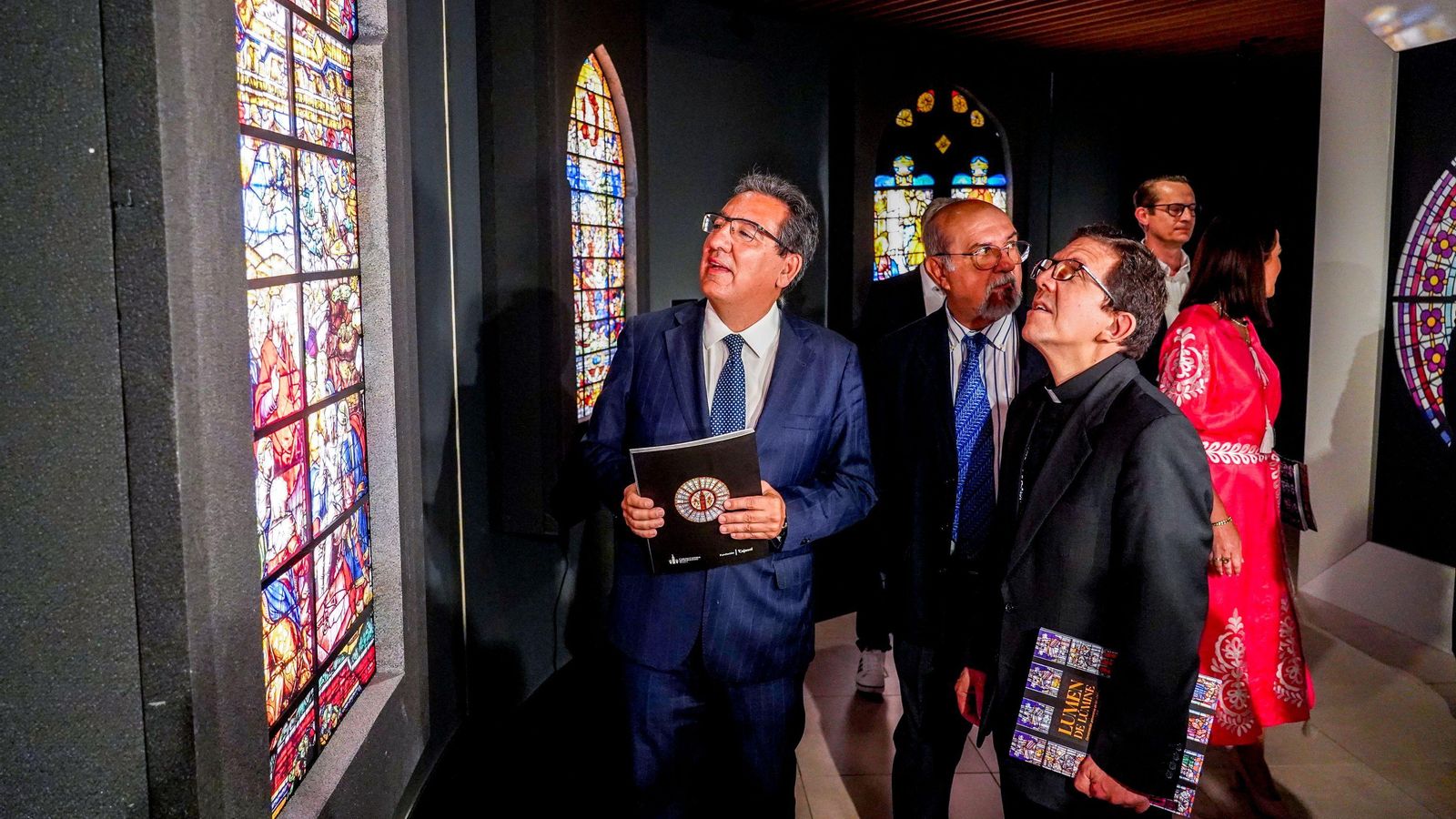 La inauguración de la exposición, con el presidente de la fundación Cajasol, Antonio Pulido.