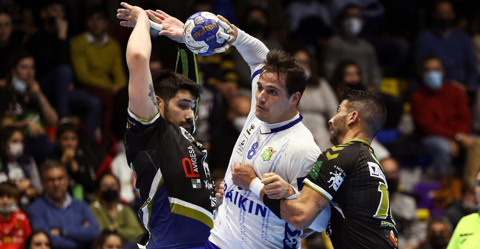 El central del Granollers, Chema Márquez, se cuela entre dos jugadores del Ángel Ximénez. El central del Granollers, Chema Márquez, se cuela entre dos jugadores del Ángel Ximénez.