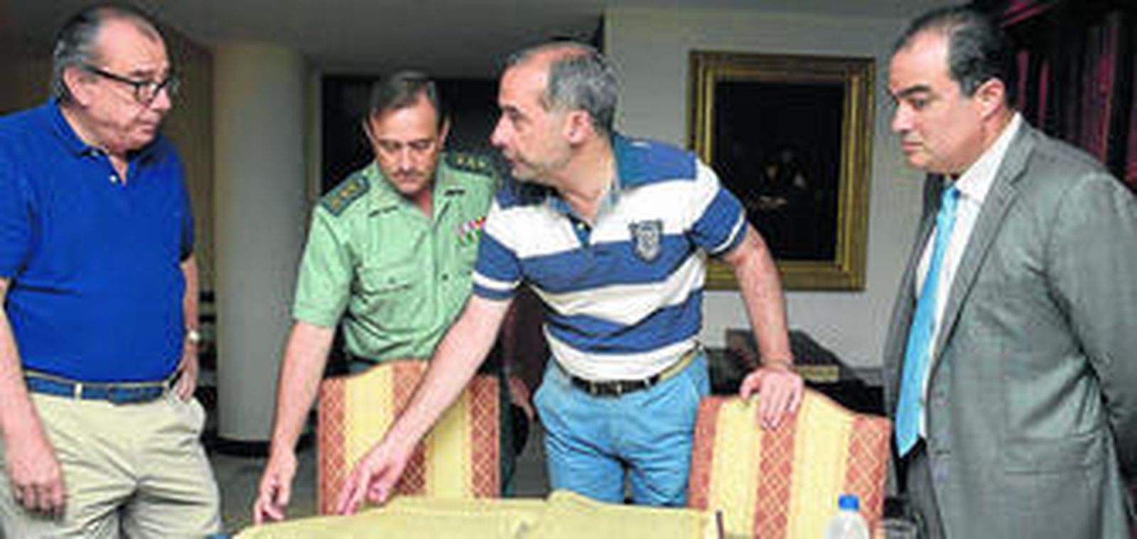 El coronel Alfonso Rodríguez, con José María Otero Lacave, José Antonio Hidalgo y David Fernández, en la hemeroteca de 'Diario de Cádiz'.