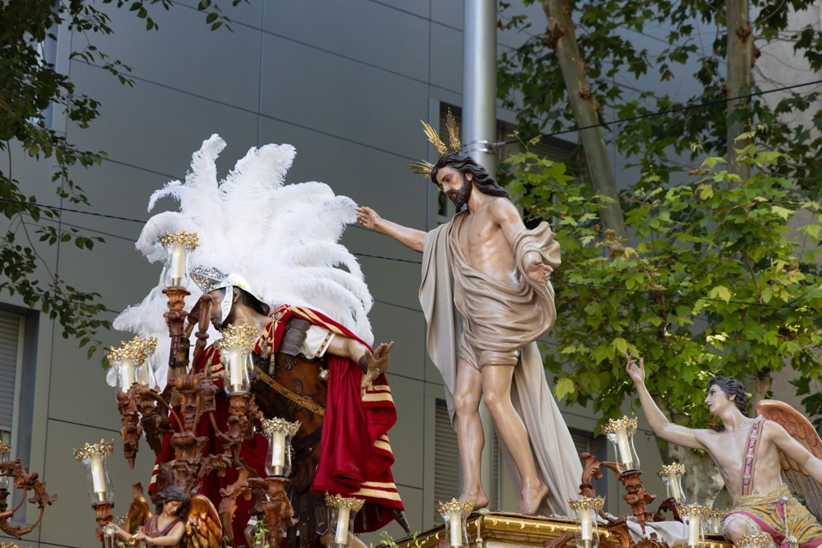 Un Jaén repleto de fieles acompañan los traslados de las veinte imágenes de la Magna (I)