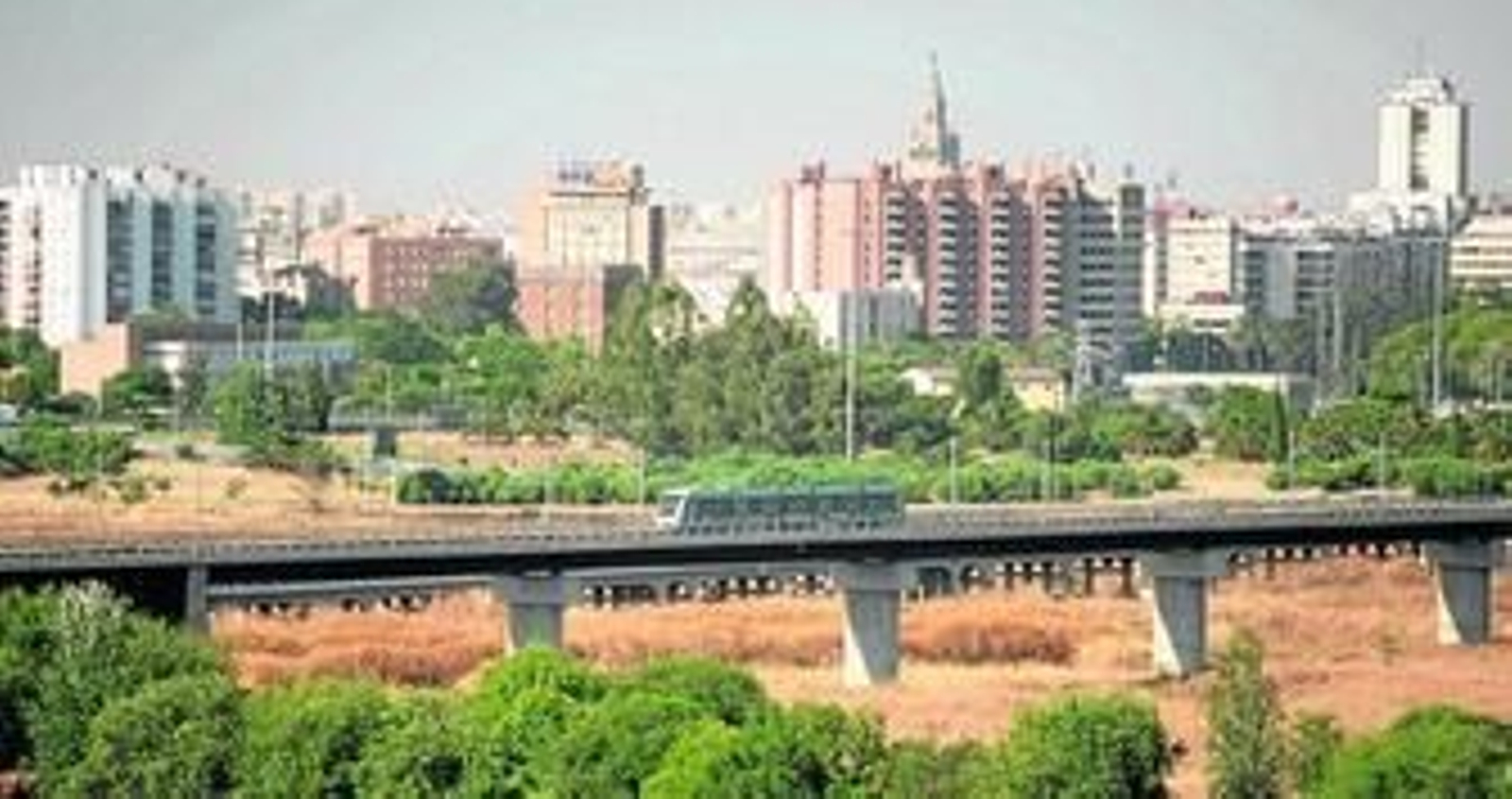 Un vehículo del Metro a su paso por el viaducto que conecta la capital con el Aljarafe.