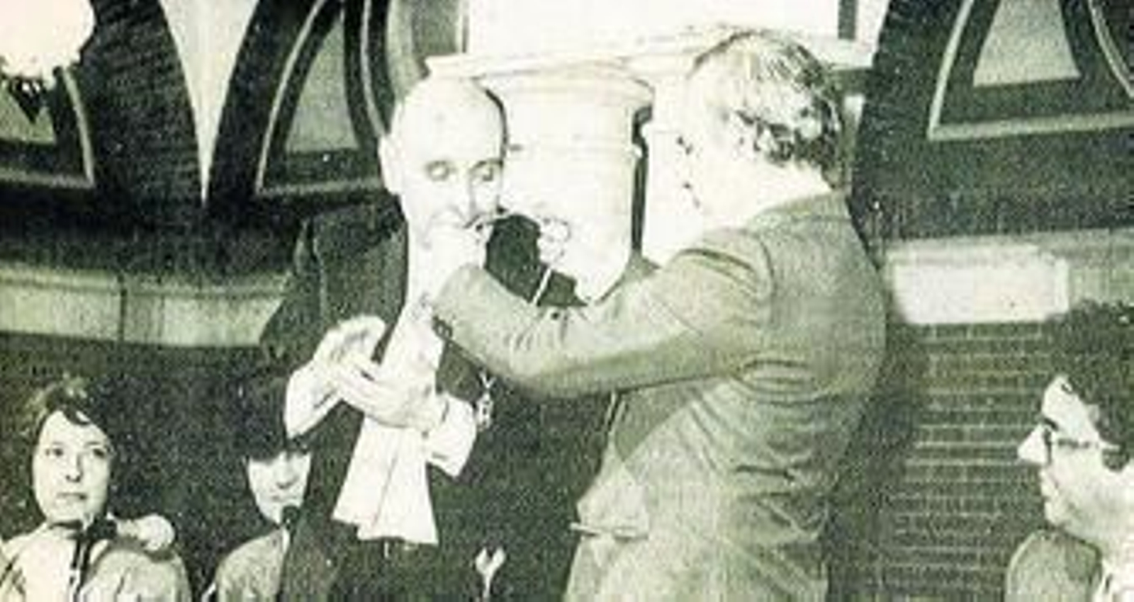 José A. Marín impone la medalla de Huelva a Caballero, el 29 de abril de 1986. José A. Marín impone la medalla de Huelva a Caballero, el 29 de abril de 1986.