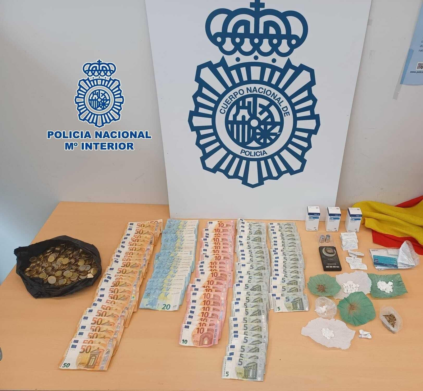 Tres detenidos en la desmantelación de un punto de venta de drogas en un piso de la Macarena