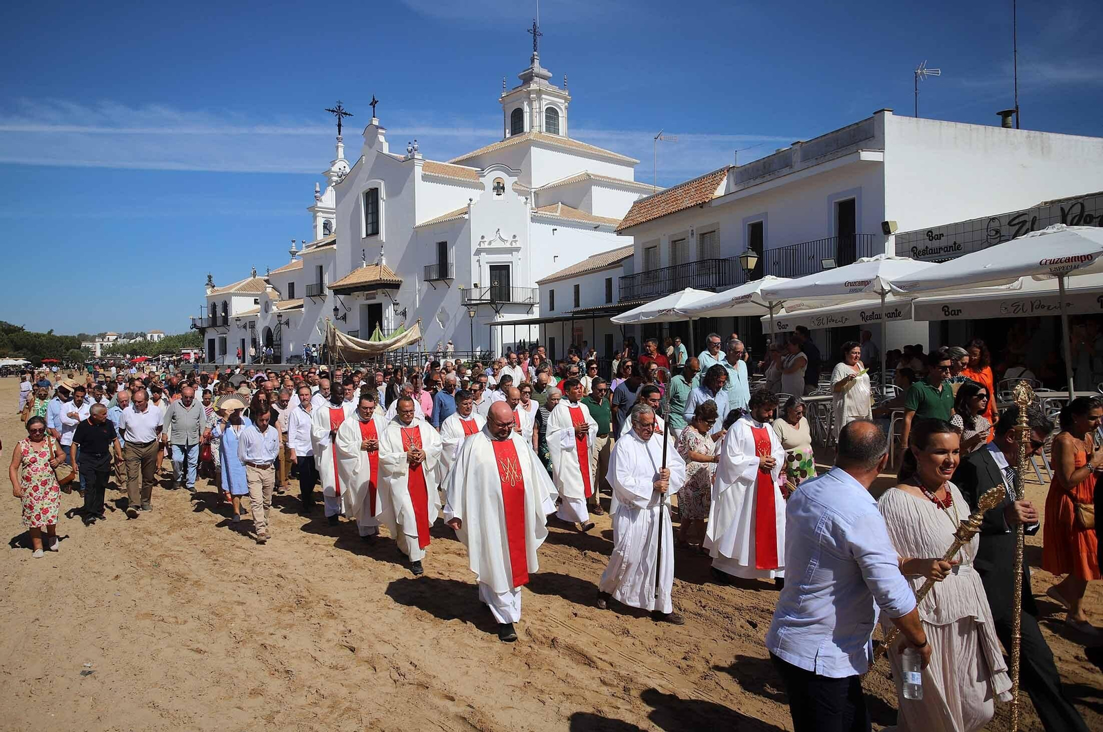 Imágenes de la procesión eucarística y solemne Función del Voto en El Rocío Chico
