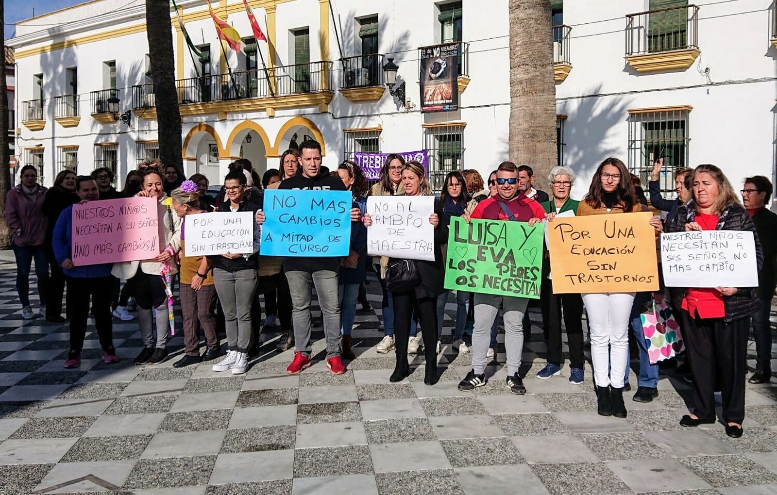 Concentración del AMPA de la escuela infantil Virgen de Palomares en la Plaza del Ayuntamiento.
