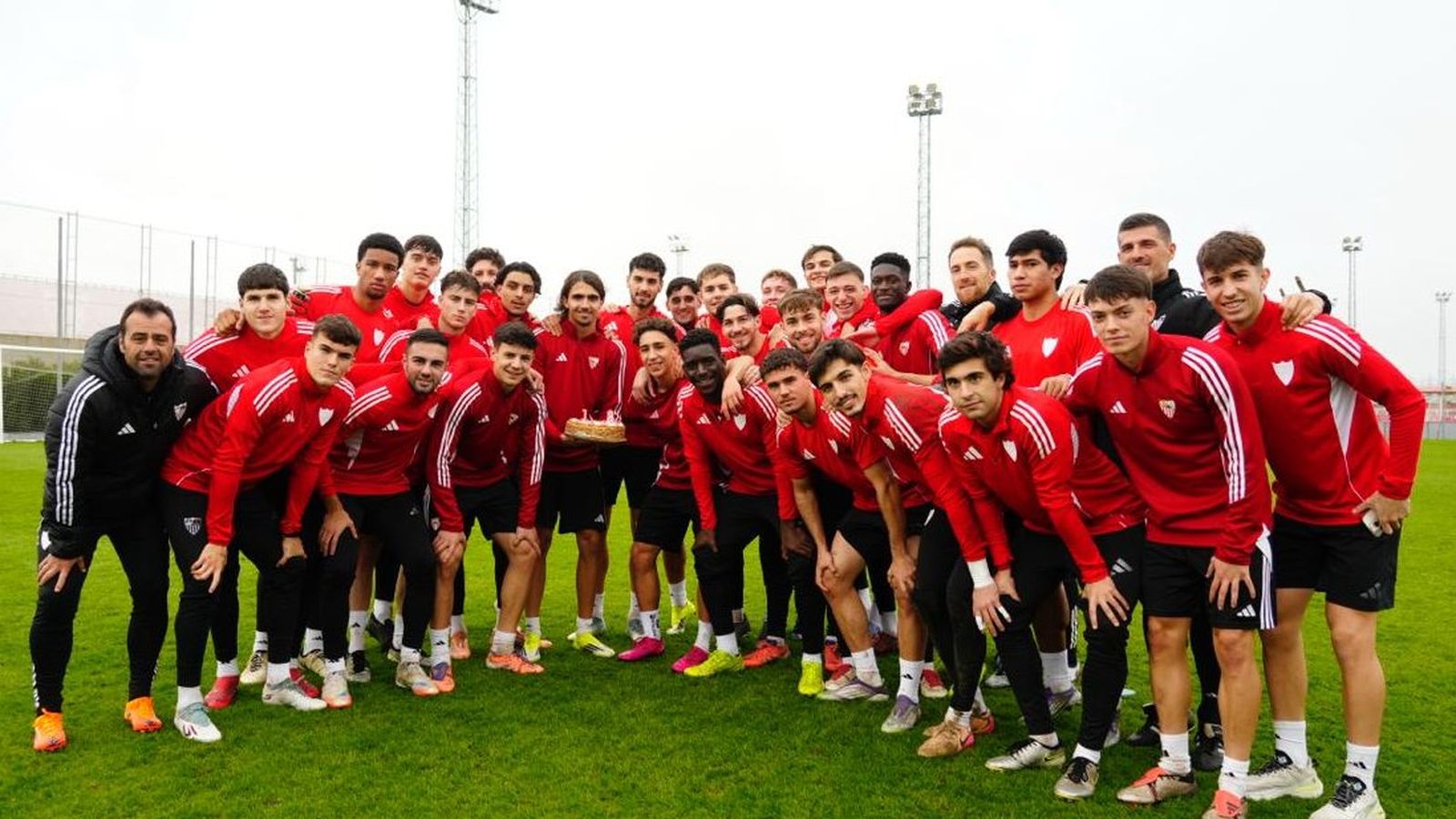 Nico Guillé celebra con sus compañeros del Sevilla Atlético su cumpleaños