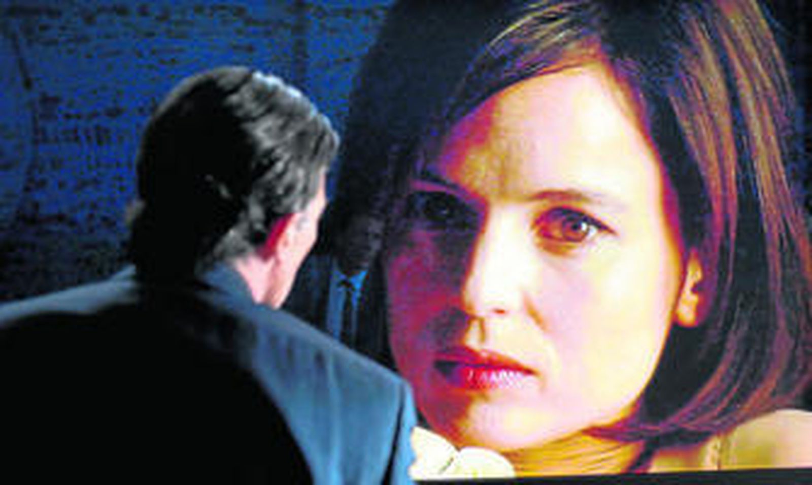 Antonio Banderas y Elena Anaya, en una escena de 'La piel que habito'. Arriba, Roberto Álamo y Marisa Paredes en otro momento del filme.