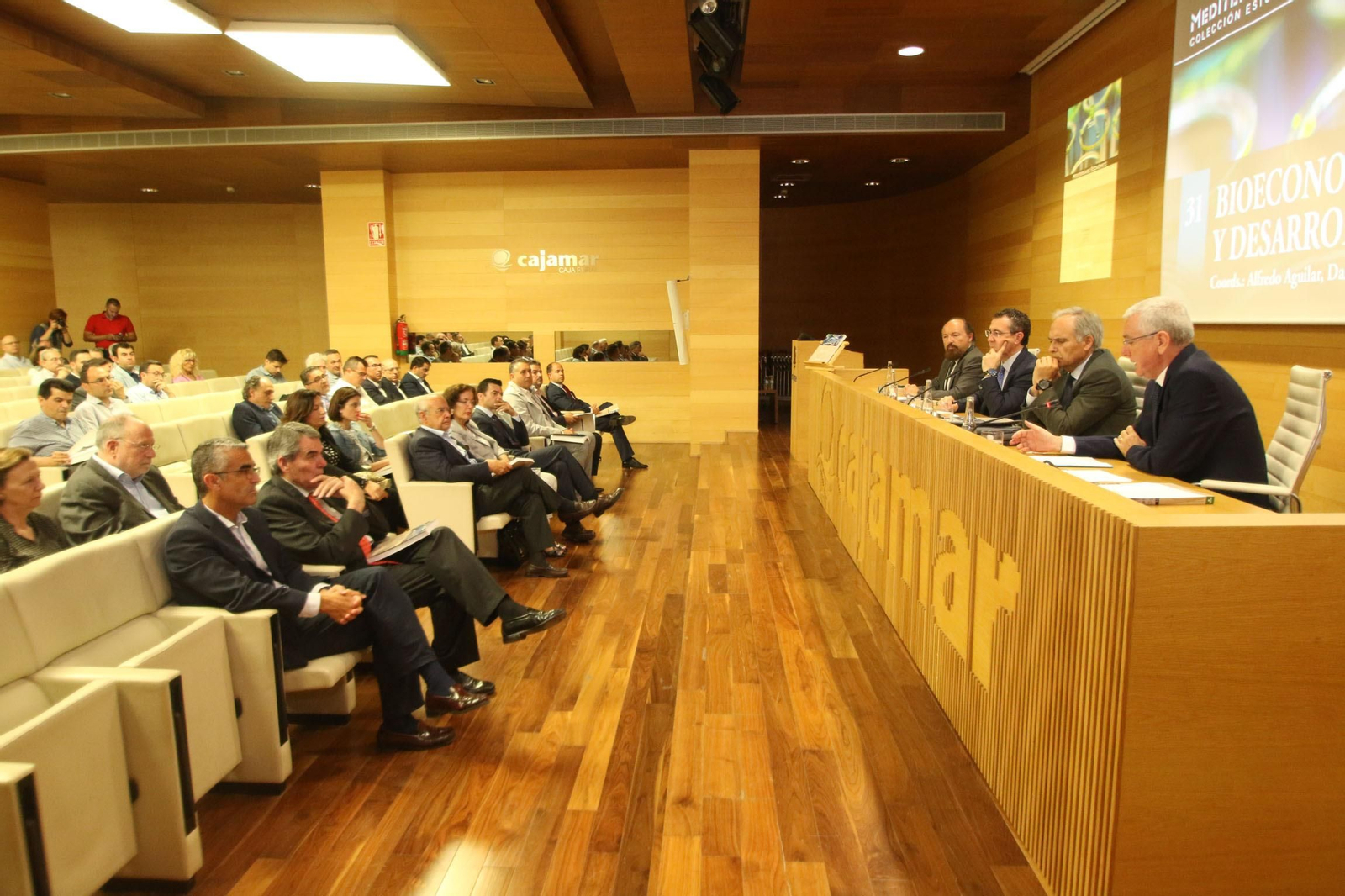 El Centro de Cultura de Cajamar en Almería acogió ayer la presentación del 31 volumen de la colección Mediterráneo Económico.