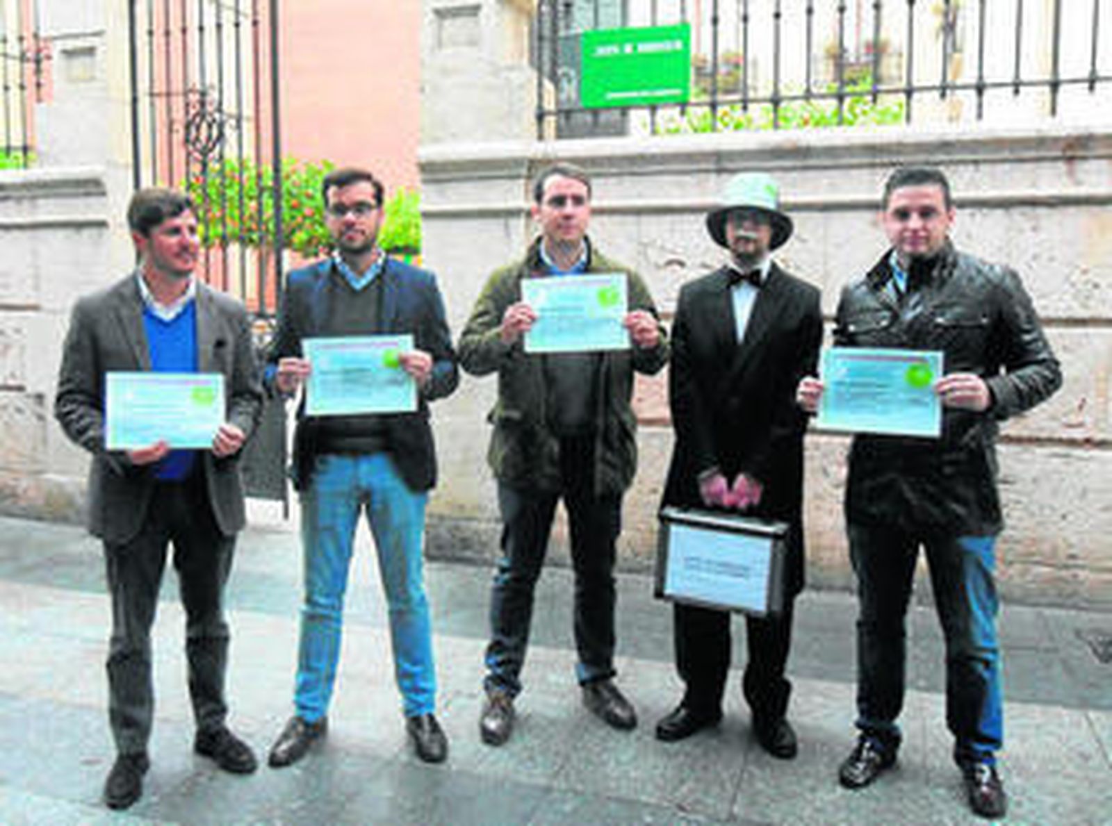 La dirección de Nuevas Generaciones a las puertas de la Junta en Almería.