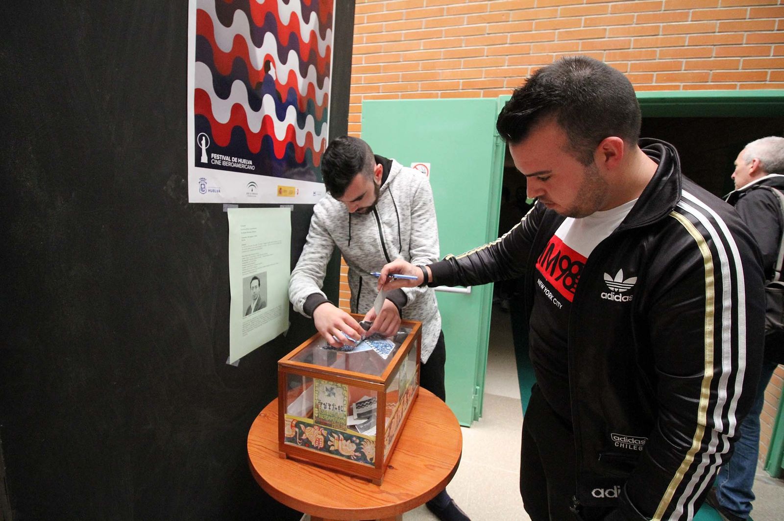 "El Piedra" visita la cárcel de Huelva, en imágenes