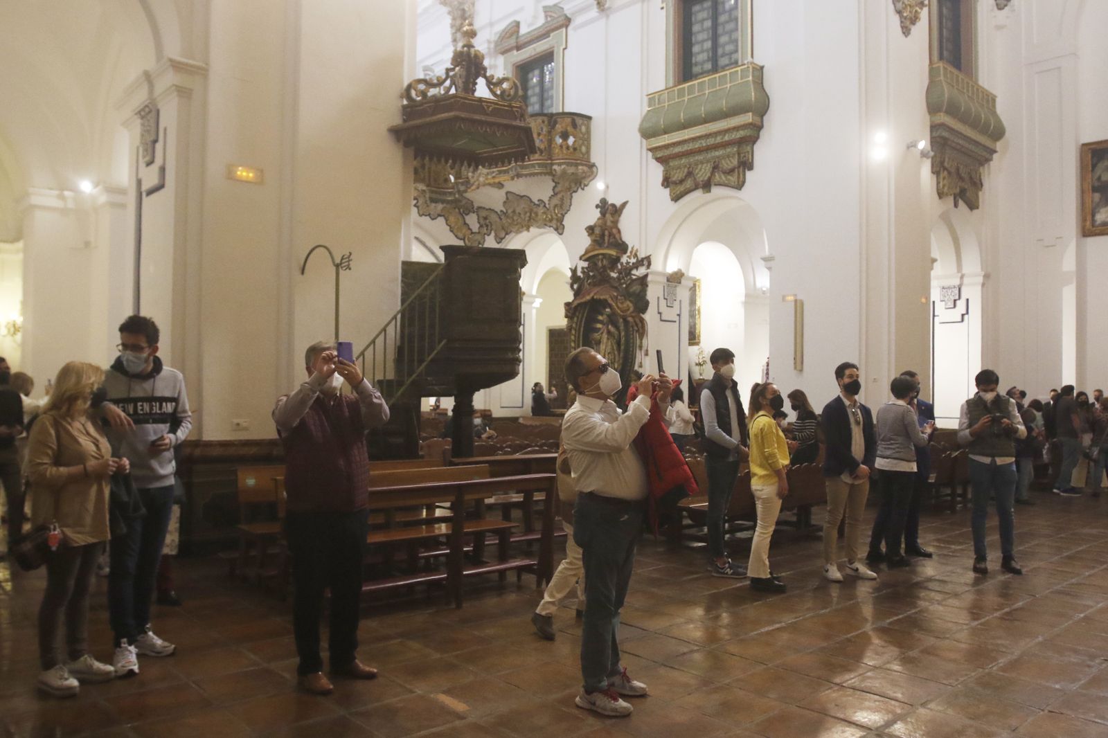 Varias personas fotografían al Señor de la Coronación de Espinas y la Virgen de la Merced.