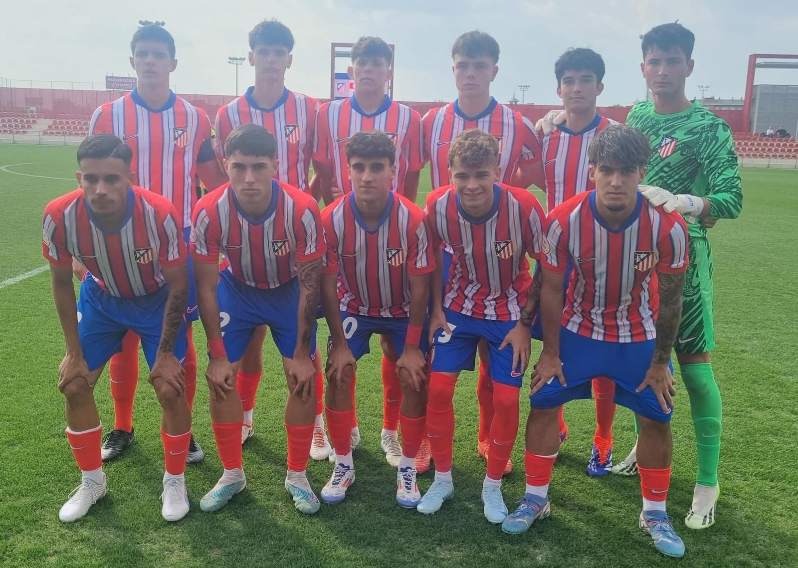 Once del Atlético de Madrid, con Barrios agachado, ante el Rayo Vallecano. Once del Atlético de Madrid, con Barrios agachado, ante el Rayo Vallecano.
