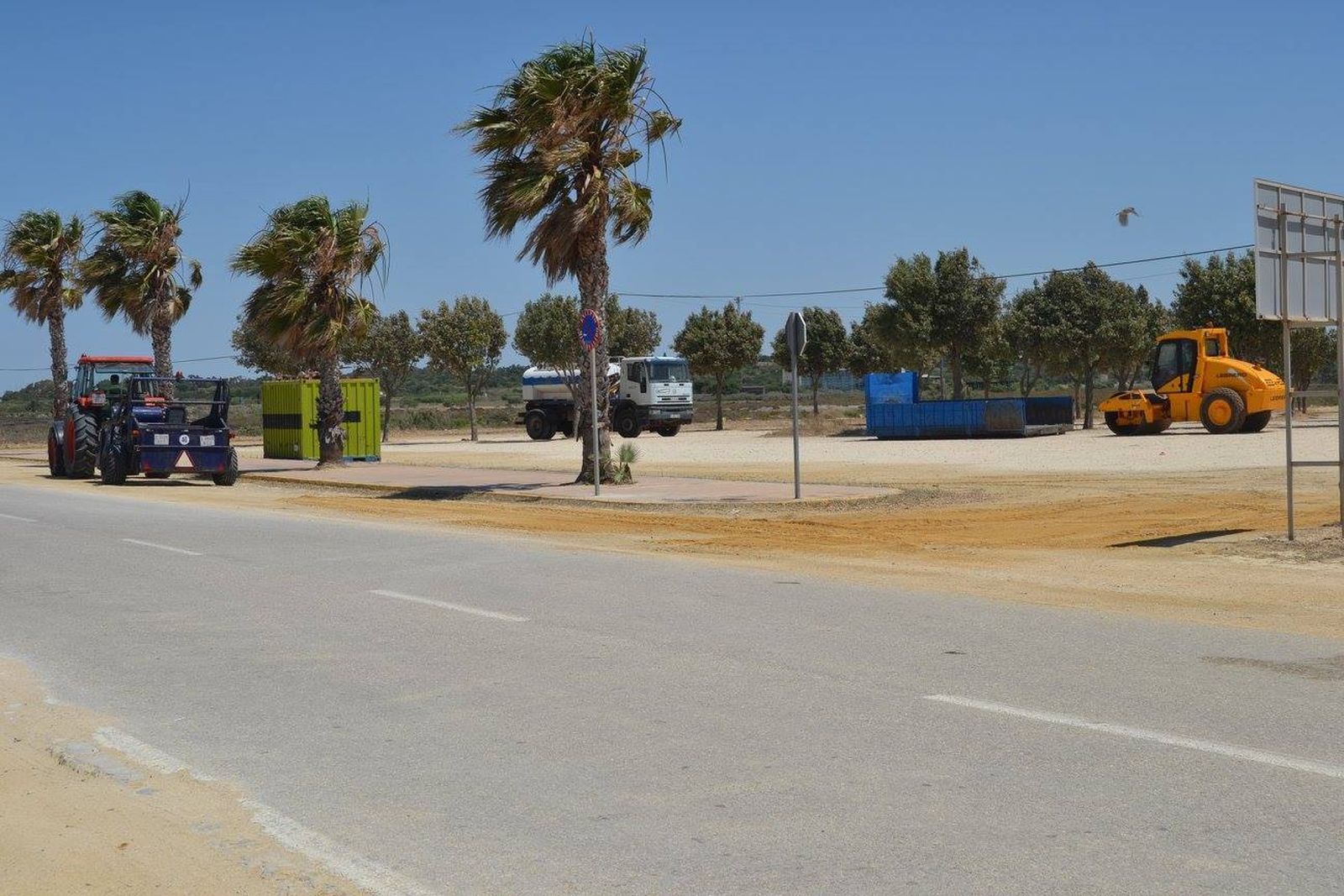 Arriba, maquinaria trabajando en el entorno de la playa. Abajo, supervisión municipal de los trabajos de montaje.