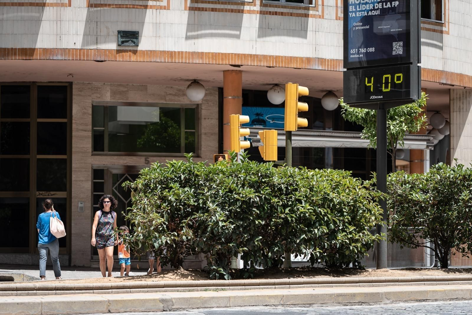 Un termómetro registra 40 grados en el centro de Huelva.