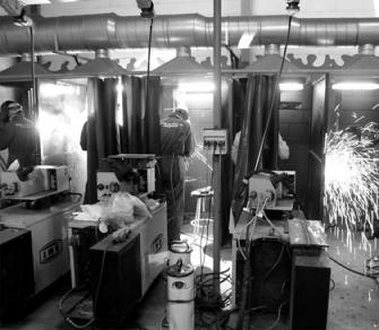 Alumnos del Centro de Técnicas Industriales practican tareas de soldadura en los talleres.